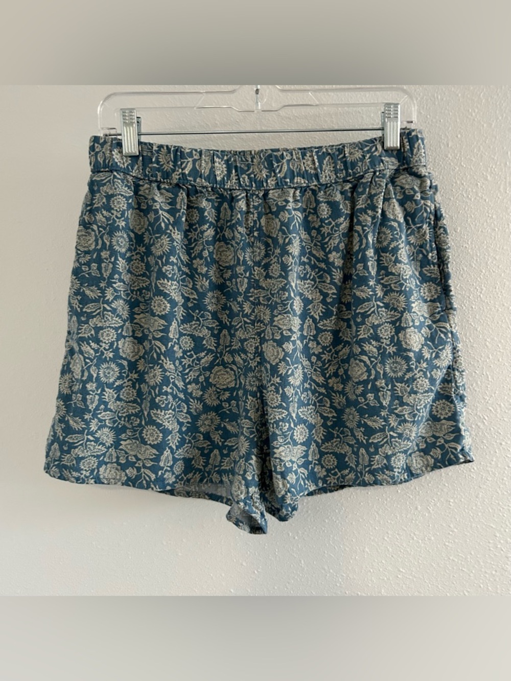 Universal Thread Blue Floral Pull-On Shorts
